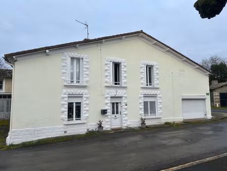 jolie maison de village entièrement rénovée en 2024  3 chambres  jardin 700 m² à 50 m. lib