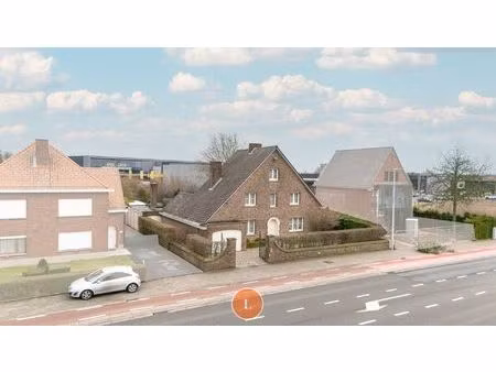 statige villa met binnenzwembad  polyvalente ruimte en groene privacy