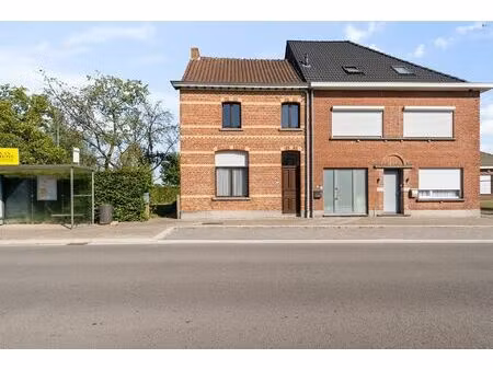 halfopen bebouwing met leuke tuin