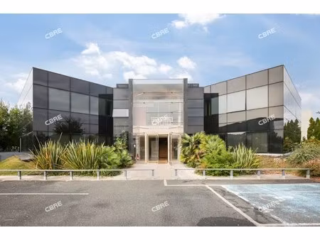 location local professionnel 562m²