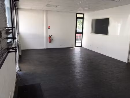 location local professionnel 72m²