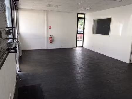 location local professionnel 77m²