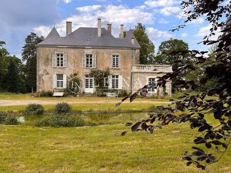 château à vendre à pouzauges : 748 000 € | 300m²