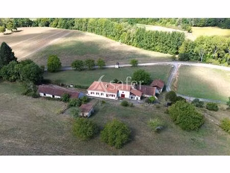 propriété bâtie sur 28ha proche brantôme