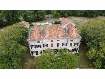 maison de maître et gîtes sur 11ha en périgord vert