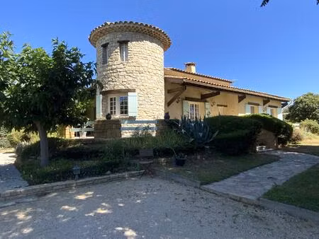 villa cossue située à uzès avec terrain de 1400 m2 avec piscine.