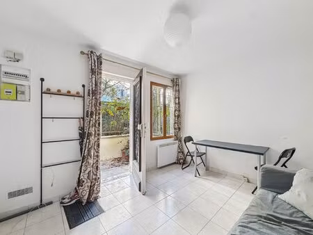 un f2 au calme absolu  niché en arrière-cour – paris 13?