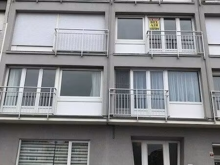 ongemeubelde zonnige studio  vlak aan zee