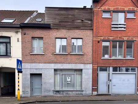 gelijkvloers éénslaapkamerappartement met koertje in de directe nabijheid van winkels  sch