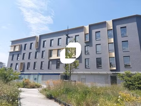 a vendre  batiment neuf pied futur metro ligne 18