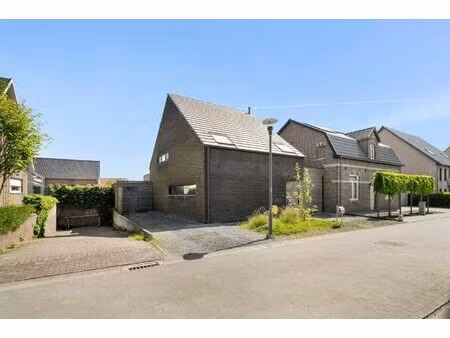 recente  halfvrijstaande gezinswoning in een moderne bouwstijl op een perceel van 11a06ca!