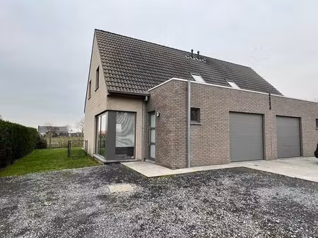 rustig gelegen woning met 3 slaapkamers en garage