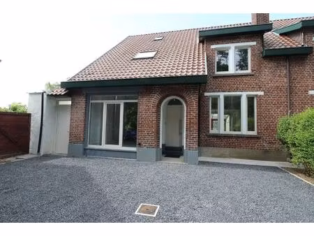 huis  5 slaapkamers  totaal gerenoveerd in 2023.