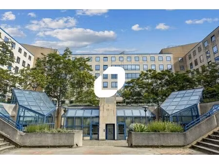 a vendre  bureaux lumineux en tres bon etat au pied du rer b