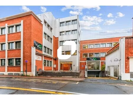 a vendre ou a louer  surface en rdc erpeable au pied du metro