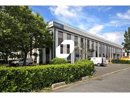 surfaces de bureaux dans un parc sécurisé avec services de proximités