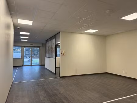 local commercial / showroom a louer le haillan axe passant