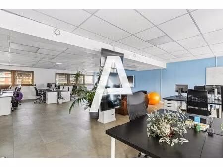 a louer - bureau rénovés au pied du rer c - divisibles à partir de 200m²