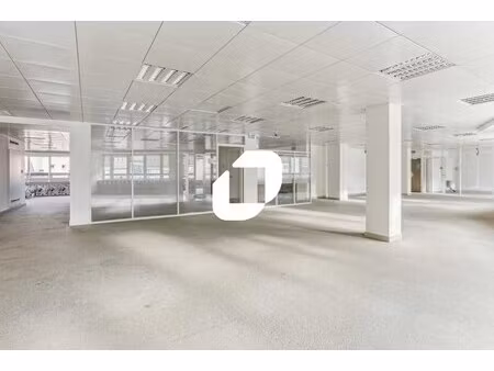 a louer  jardin/ monte-charge/ lumineux