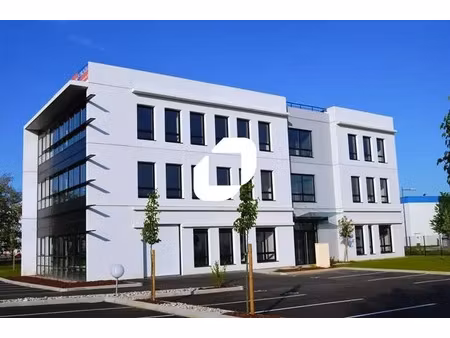 a louer  bureaux + partie activités et porte sectionnelle