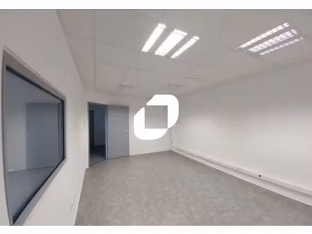 bureaux cloisonnés proche sortie autoroute