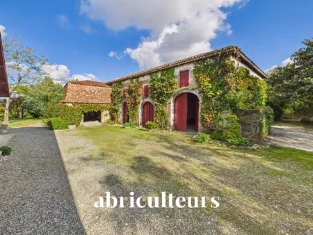 corps de ferme avec dépendances sur terrain de 7 600 m² avec piscine – tilh