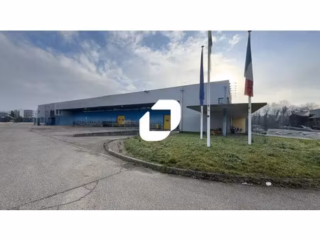 a louer  stockage avec nombreux parkings