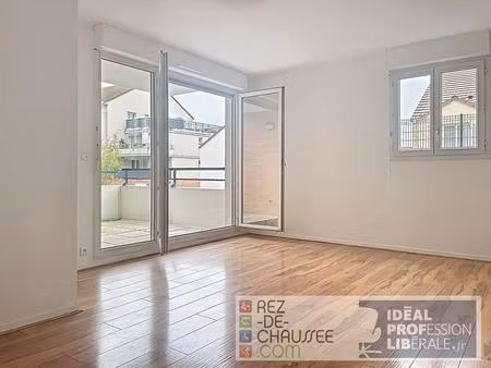 cabinet avec terrasse et balcon