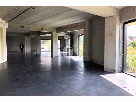 cellule commerciale d'environ 223 m² à louer dans un parc d'activités dynamique