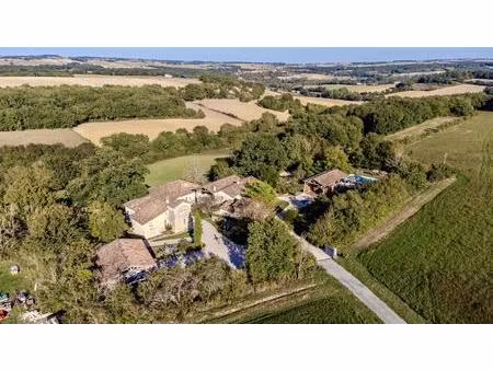 magnifique hameau sur 7 hectares de terrain