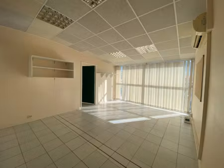 location locaux professionnels 239 m² à baie mahault (97122)  3 943 €