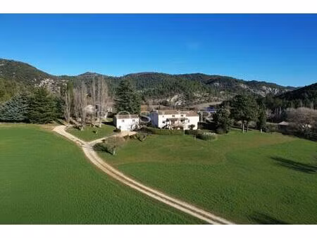 à vendre  à proximité de sault  ancienne ferme en pierre  offrant une vue panoramique sur.