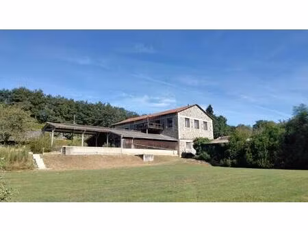 maison rustique restaurée  4 chambres  2 5ha  vue  dépendances  bord de rivière – lessac..