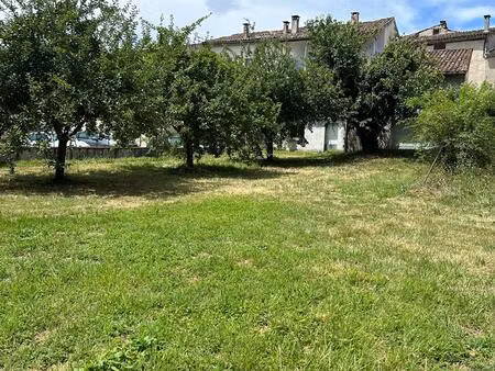 a vendre maison dans centre du village avec jardin et garage