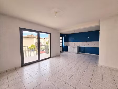 t4 avec terrasse et parking centre village