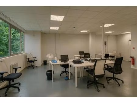 bureaux lumineux dans un environnement calme