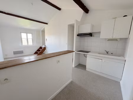 t2 rénové avec une chambre et un bureau