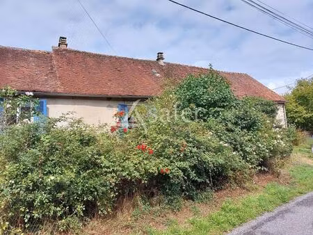 ensemble bâti dans un hameau avec environ 4000 m² de terrain