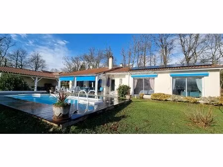 villa plain pied avec piscine et dependances sur 2490 m² de terrain arboré .