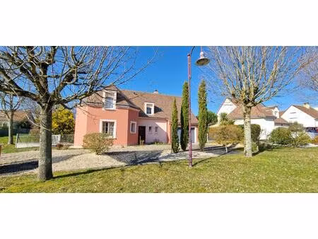 maison indépendante - beaux volumes - proximité école et commerces - rouillon