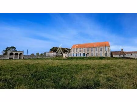 propriété de caractère à rénover sur 8 ha