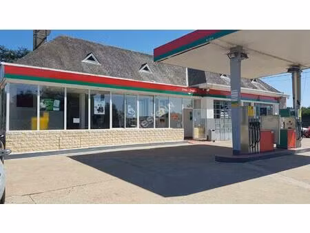 ensemble murs de station service   garage automobile et appartement