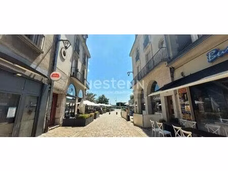 immeuble mixte à vendre. coeur de blois  emplacement stratégique entre deux places...