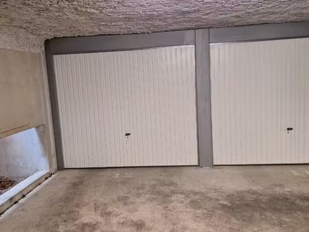 garage double  idéal stockage  dans residence discrète et securisée