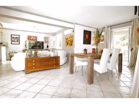 villa 8 pièces 210 m²