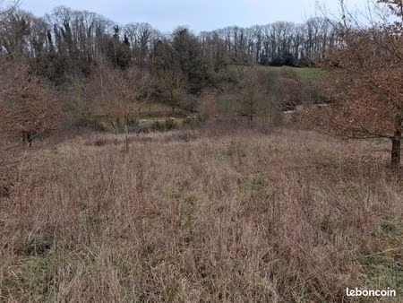 beau terrain dans un hameau