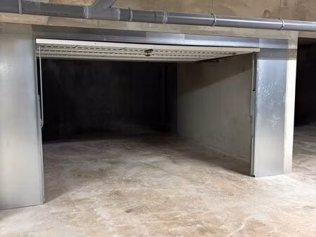 loue grand box fermée  à la fontonne  antibes