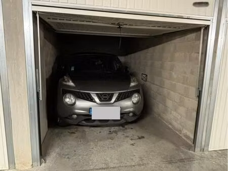 garage fermé sécurisé en sous-sol – 13 m²