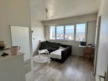 grand studio meublé et lumineux – emplacement idéal