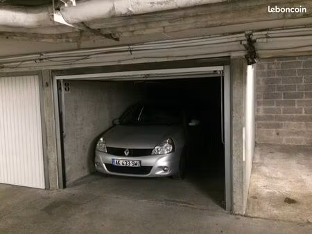 box sécurisé avec de nombreuses étagères